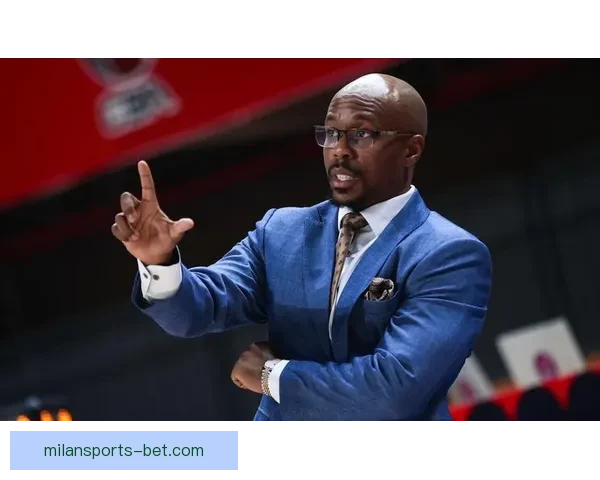 小米切尔突破肘击格雷姆斯面部被判一级恶意犯规